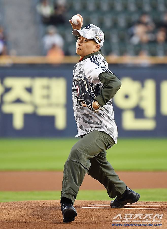 10일 서울 잠실구장에서 열린 LG-두산전. 경기 전 공군작전사령부 정윤석 소령이 시구하고 있다. 잠실=정재근 기자 cjg@sportschosun.com/2025.9.10/