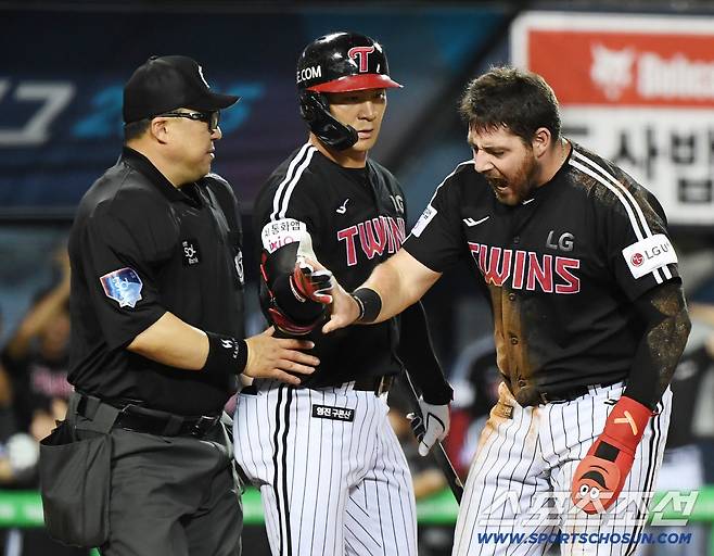 10일 서울 잠실구장에서 열린 LG-두산전. 5회초 1사 만루 오지환 타석. 3루주자 오스틴이 폭투 때 득점하고 있다. 잠실=정재근 기자 cjg@sportschosun.com/2025.9.10/