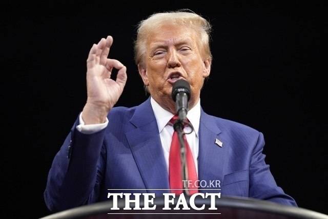 도널드 트럼프 미국 행정부의 강경한 이민자 단속 배경엔 그의 지지 세력인 마가(MAGA)를 결속하려는 의도가 있다는 분석이 나왔다. /AP.뉴시스