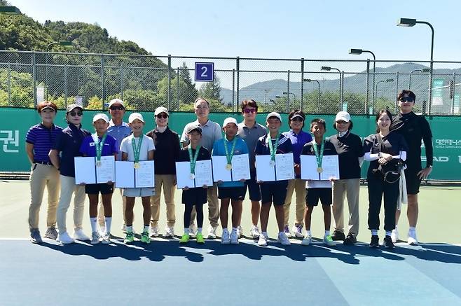 단식 시상식에 함께한 입상자와 대회 관계자들