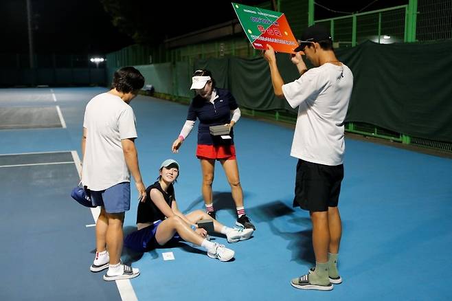 시상식 후 코트 위에서 아쉬움을 달래는 안나현