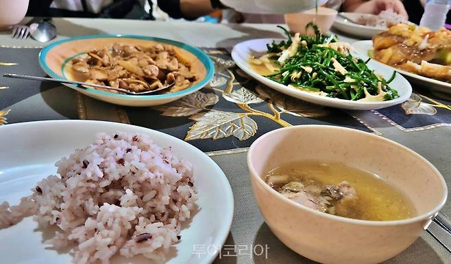 안나 라이스 롱하우스에서 현지식 백반을 맛볼 수 있다.
