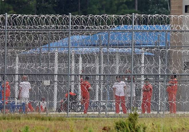 미국 당국의 이민단속으로 체포된 현대차-LG엔솔 배터리공장 건설 현장 직원들이 수감돼 있는 조지아주 포크스턴의 이민세관단속국(ICE) 구금시설 모습. 연합뉴스