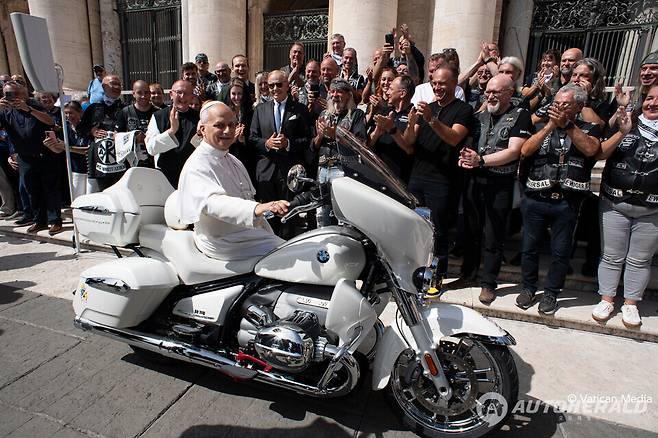 교황 레오 14세의 축복과 친필 서명을 받은&nbsp;BMW 모토라드&nbsp;R18 트랜스컨티넨탈이 자선 경매에 오른다.(BMW)