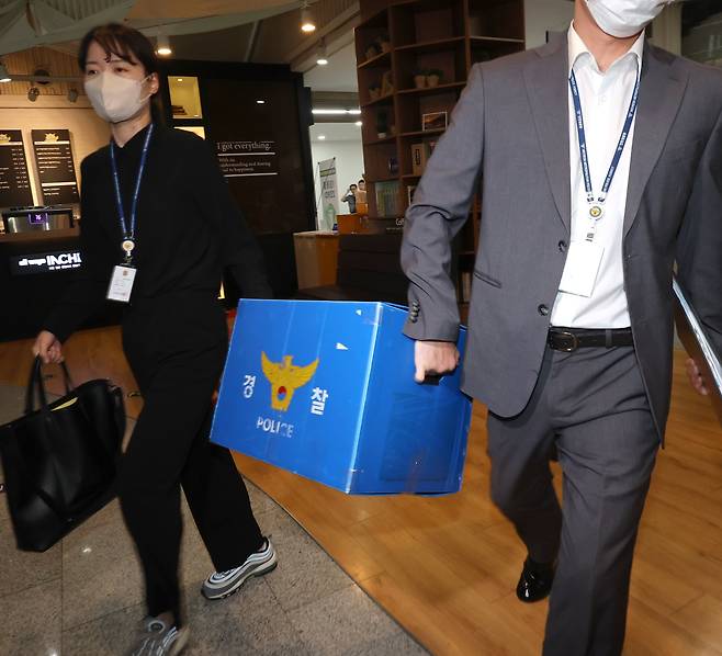9일 오전 인천경찰청 반부패경제범죄수사대 관계자들이 인천시청 사무실에 대한 압수수색을 마치고 압수품을 가지고 나오고 있다. /뉴시스