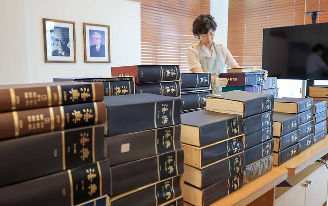 지난 4일 서울 서교동 현암사에서 조미현 대표가 1950년대부터 나온 법전들을 살펴보고 있다./박성원 기자