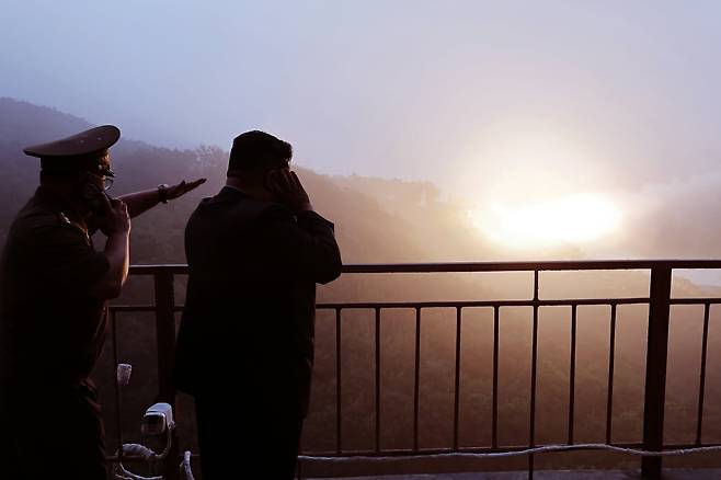 북한 노동신문은 9일 김정은 당 총비서 참관 아래 미사일총국이 탄소섬유복합재료를 이용한 대출력고체발동기(엔진) 지상분출시험을 지난 8일 진행했다고 보도했다. /조선중앙통신 연합뉴스