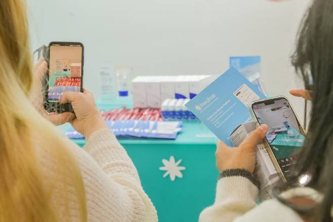 지난 5월 서울 삼성동 코엑스에서 열린 '2025 코스모뷰티 서울' 화해 부스에서 관람객들이 제품을 살펴보고 있다. /화해글로벌 제공