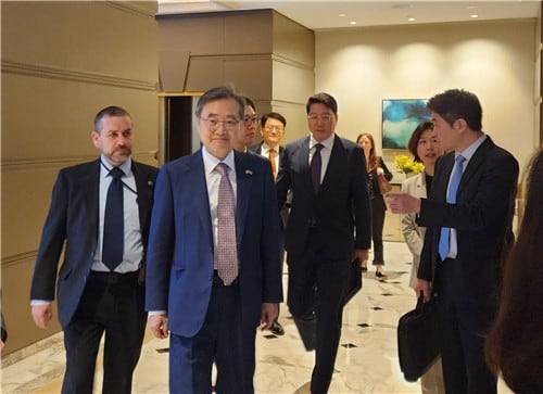 미국 이민 당국에 체포·구금된 한국인 300여명의 조속한 석방 및 귀국을 위해 방미 중인 조현 외교부 장관이 10일(현지 시각) 카운터파트인 마코 루비오 미 국무장관을 만나기 위해 워싱턴DC의 숙소를 나서고 있다. /연합뉴스