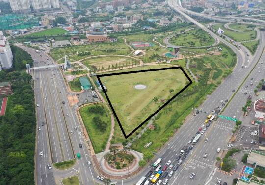 천안 도솔공원 전경. 검정색 선이 간이 파크골프장 시설이 설치된 장소. 천안시는 이곳에 나무를 식재해 도시숲을 조성하는 사업을 추진 중이다. 천안시 제공