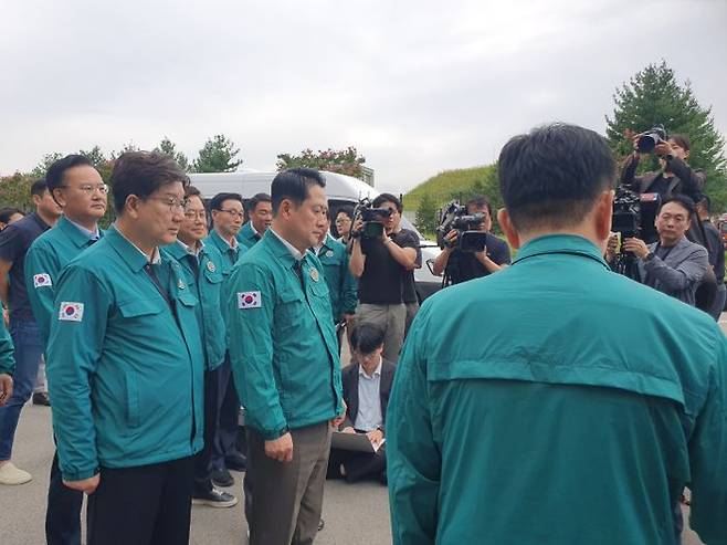 장동혁 국민의힘 당대표가 권성동 의원, 유상범 원내수석부대표 등과 9일 강원도 강릉 홍제정수장을 찾아 가뭄 상황에 대한 브리핑을 받고 있다. ⓒ데일리안 김민석 기자