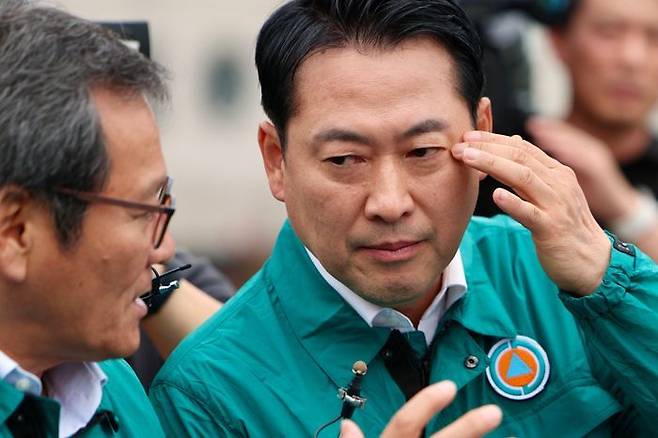 장동혁 국민의힘 대표가 9일 오후 강원 강릉시 홍제정수장을 찾아 김홍규 강릉시장에게 가뭄 대응 운반급수 현황 설명을 듣고 있다. ⓒ뉴시스