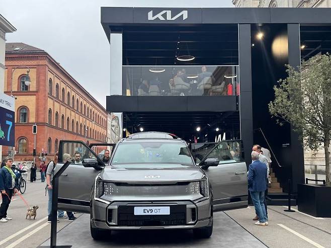 IAA 2025를 찾은 관람객들이 기아 부스 앞에 전시된 EV9 GT 차량을 둘러보고 있다. ⓒ데일리안 편은지 기자