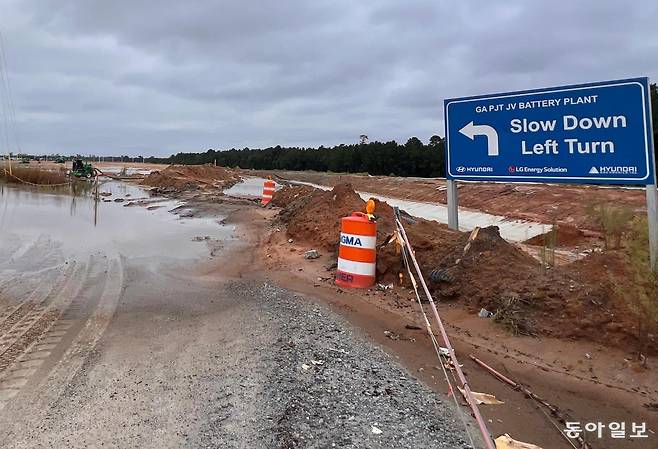 공장 건설현장 진입 도로는 공사가 마무리되지 않아 자갈조차 깔려 있지 않은 상태였다. 엘라벨=임우선 특파원 imsun@donga.com
