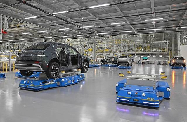 미국 조지아주 현대차그룹 메타플랜트 아메리카(HMGMA) 내 차체 및 부품 나르는 자율이동로봇. [연합뉴스 제공]