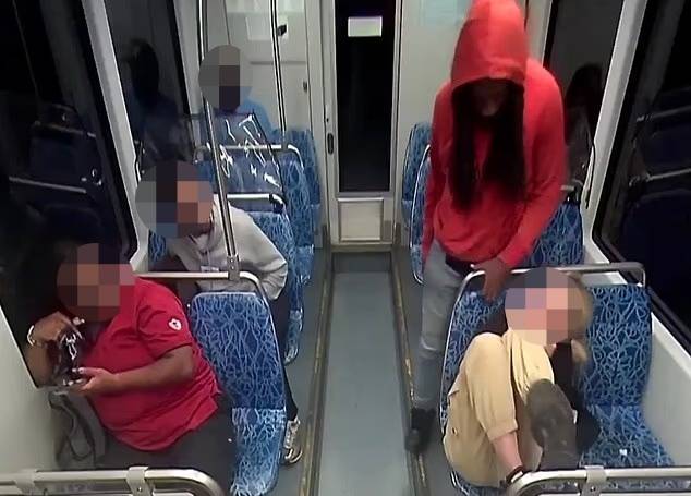 8월 22일(현지시간) 미국 노스캐롤라이나주에서 발생한 전철 살인사건. 용의자(오른쪽 빨간색 후드티셔츠)의 공격을 받은 피해자(오른쪽 베이지색 바지)가 놀란 듯 몸을 웅크렸다. 사진=Charlotte Area Transit System