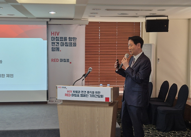 진범식 국립중앙의료원 감염내과 교수가 10일 프레스센터에서 열린 HIV 기자간담회에서 HIV 치료의 최신 동향에 대해 설명하고 있다. 사진=강중모 기자