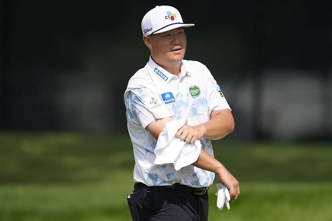 임성재가 21일(현지 시간) 미 조지아주 애틀랜타의 이스트레이크 골프클럽에서 열린 미국프로골프(PG) 투어 챔피언십 첫날 1번 그린으로 걸어가고 있다.뉴시스
