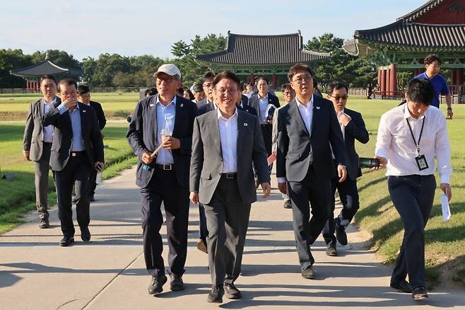 김민석 국무총리가 경북 경주시 동궁과 월지를 찾아 APEC 참가자 관광 프로그램 준비 현황을 보고 받은 뒤  최휘영 문화체육관광부 장관, 유홍준 국립중앙박물관장 등과 현장을 둘러보고 있다. 2025.8.29. (ⓒ연합뉴스, 무단 전재-재배포 금지)