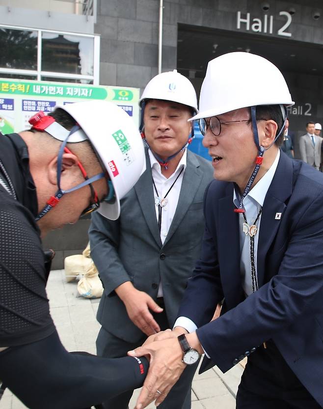 김민석 국무총리가 경북 경주화백컨벤션센터를 찾아 APEC 정상회의에 사용될 미디어센터 건립 현장에서 무더위와 싸우며 일하는 근로자들을 격려하고 있다. 2025.7.11. (ⓒ뉴스1, 무단 전재-재배포 금지)