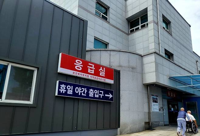 지난 6월30일 오후 강원도 영월군 영월의료원에서 응급실로 올라가는 한 환자의 휠체어를 다른 환자가 밀어주고 있다. 이문영 기자