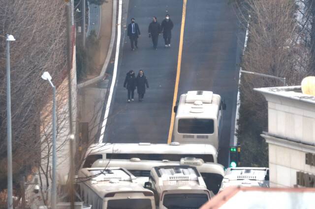 2025년 1월6일, 서울 한남동 대통령 관저 안에서 경호 경계근무를 서고 있는 경호처 직원들. 그보다 3일 전인 1월3일 고위공직자범죄수사처(공수처)와 경찰청 국가수사본부는 한남동 관저로 들어가 윤석열 체포영장 집행을 시도했으나 실패했다. 김영원 기자 forever@hani.co.kr