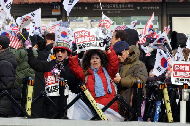 2025년 새해가 밝으면서 윤석열 대통령 탄핵 반대 지지자들이 서울 한남동 관저로 모이기 시작했다. 1월12일 오후 관저 인근에서 탄핵 반대 집회를 하는 시민들. 정용일 선임기자 yongil@hani.co.kr