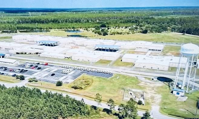 하늘에서 바라본 미국 조지아주 포크스턴 외곽에 있는 ‘디레이 제임스 교정시설’. 미국 플로리다주 잭슨빌의 지역 방송사 WJXT(News 4 Jax) 방송 화면 촬영