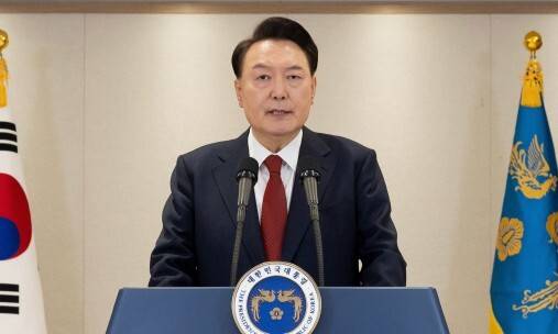 ‘내란죄 피의자’ 대통령 윤석열이 2024년 12월12일 오전 서울 용산 대통령실에서 대국민 담화를 하고 있다. 비상계엄을 선포하고 군대가 국회 본청에 난입하는 일을 벌였음에도 그는 한 달 넘게 서울 한남동 관저에서 건재를 과시했다. 대통령실 제공