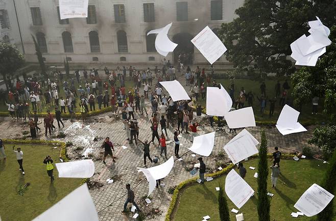 9일(현지시각) 시위대가 총리실과 여러 부처가 있는 정부 청사에 난입한 뒤 집결해 문서들을 밖으로 던지고 있는 모습. 로이터 연합뉴스