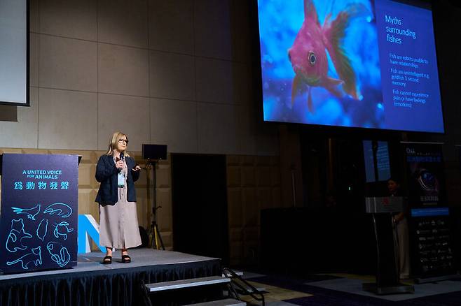 지난달 28일 린 스네든 스웨덴 예테보리대 교수가 ‘제14회 아시아 포 애니멀스 콘퍼런스’에서 폐막 연설을 하고 있다. AfA 제공