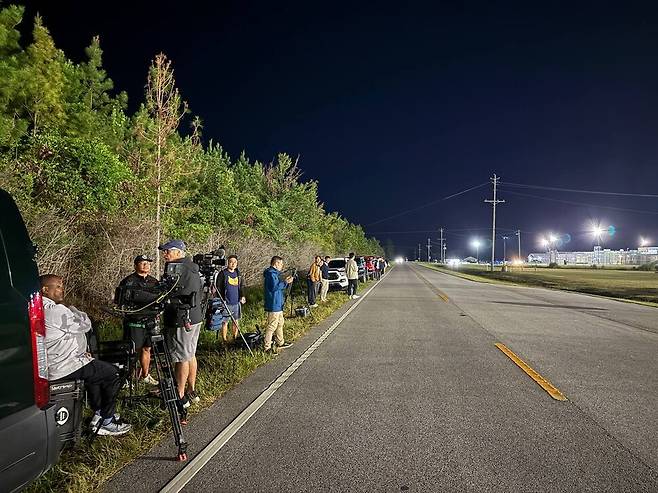 10일 새벽(현지시각) 한국인 노동자 300여명이 석방될 것으로 예정됐던 조지아주 포크스턴의 이민세관단속국(ICE) 구금시설 앞 취재진들. 미국내 큰 관심을 반영하듯 엔비시(NBC), 미국 시비에스(CBS) 등에서 온 기자들도 전날 밤부터 현장을 지켰다. 포크스턴/김원철 특파원