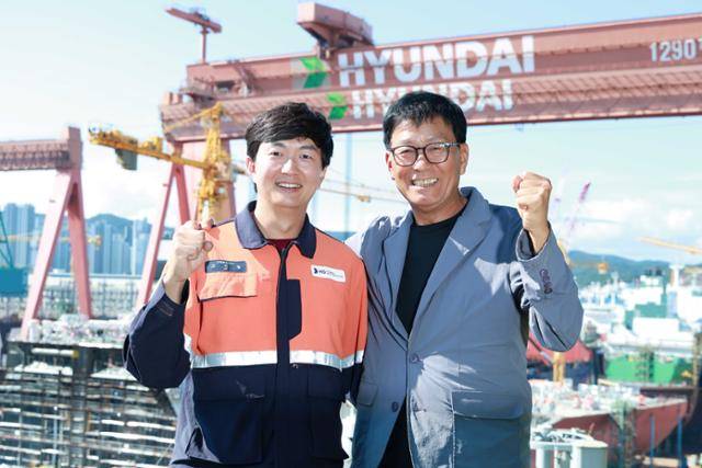 조선업 분야 최초로 부자(父子) 명장이라는 타이틀을 얻은 고민철 HD현대중공업 기사(왼쪽)와 아버지 고윤열 씨. HD현대 제공