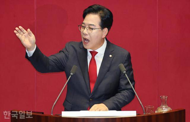 송언석 국민의힘 원내대표가 10일 국회에서 열린 제429회 국회(정기회) 제2차 본회의에서 교섭단체 대표 연설을 하고 있다. 고영권 기자