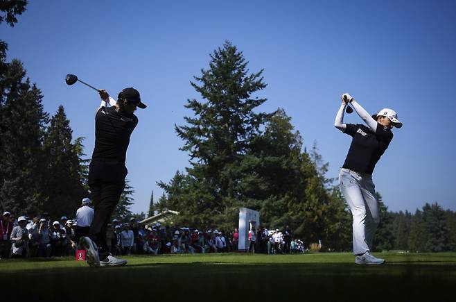 <yonhap photo-1713="">LPGA 투어 대회에 나선 일본의 사소 유코와 한국의 고진영이 연습 스윙을 하는 모습.    AP=연합뉴스</yonhap>
