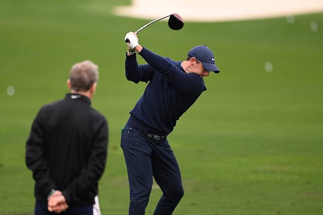 <yonhap photo-5186="">프랙티스 라운드를 소화하고 있는 로리 매킬로이.&nbsp; &nbsp; &nbsp;게티이미지/AFP=연합뉴스&nbsp;</yonhap>