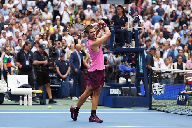 <yonhap photo-2882=""> 올해 US오픈 테니스대회 남자 단식 경기 중 스페인의 카를로스 알카라스가 관중석에 있는 스페인 출신 골프 스타 세르히오 가르시아를 발견하고는 테니스 라켓을 들고 골프 스윙을 해보이고 있다.&nbsp; &nbsp;게티이미지/AFP=연합뉴스&nbsp;</yonhap>