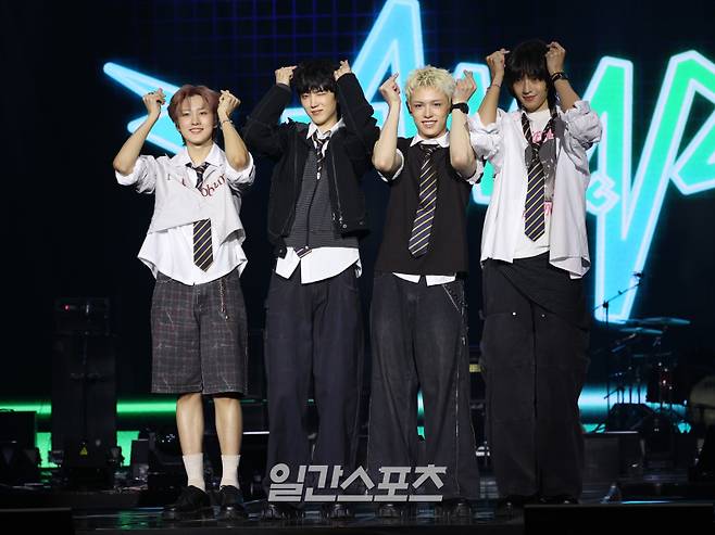 FNC 신인 밴드 에이엠피(AxMxP)가 주환, 하유준, 크루, 김신이 10일 오후 서울 송파구 올림픽공원 올림픽홀에서 열린 데뷔 앨범 'AxMXxP' 발매 기념 쇼케이스에 참석해 포토타임을 갖고 있다. 타이틀곡은 강렬한 힙합 기반의 록 트랙 '아이 디드 잇'(I Did It), 재기 발랄한 매력의 펑크 록 장르의 곡 '쇼킹 드라마'(Shocking Drama), 여운을 남기는 서정적인 이모티브 록 발라드곡 '너는 나를 시인으로 만들어' (Love Poem)까지 총 세 곡이다. 서병수 기자 qudtn@edaily.co.kr /2025.09.10/