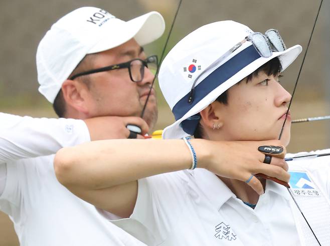 <yonhap photo-4366=""> 양궁 혼성 연습 돌입한 김우진-안산 (광주=연합뉴스) 김성민 기자 = 9일 광주 남구 광주국제양궁장에서 열린 2025 세계양궁선수권대회 리커브 혼성 연습에서 김우진(왼쪽), 안산이 화살을 쏘고 있다. 2025.9.9 ksm7976@yna.co.kr/2025-09-09 17:05:56/ <저작권자 ⓒ 1980-2025 ㈜연합뉴스. 무단 전재 재배포 금지, AI 학습 및 활용 금지></yonhap>