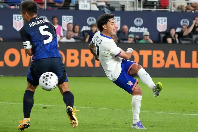 <yonhap photo-4556=""> 미국 젠데야스의 발리슛 선제골 장면. 왼쪽은 일본 수비수 나가토모.&nbsp; 게티이미지/AFP=연합뉴스&nbsp;</yonhap>