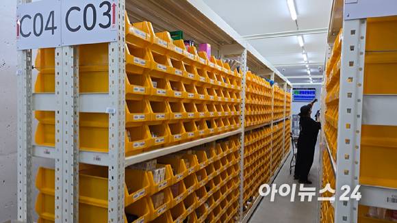 올리브영 MFC 송파점에서 작업자가 상품 출고를 위해 상품을 꺼내고 있다. [사진=진광찬 기자]