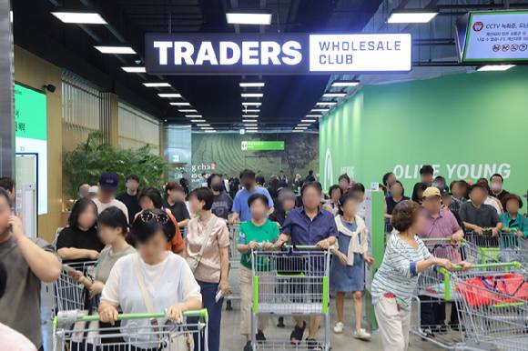 지난 5일 오픈한 트레이더스 구월점에 입장하려는 소비자들로 북적이고 있다. 이마트는 트레이더스 실적이 고공행진하며 잇단 출점에 나서고 있다.[사진=이마트]