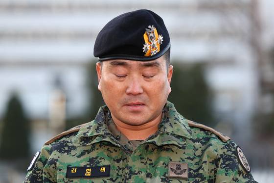 전 707특수임무단장 김현태 대령이 지난해 12월 9일 오전 서울 용산구 국방부 전쟁기념관 앞에서 열린 기자회견 중 고개를 숙이고 있다. 연합뉴스