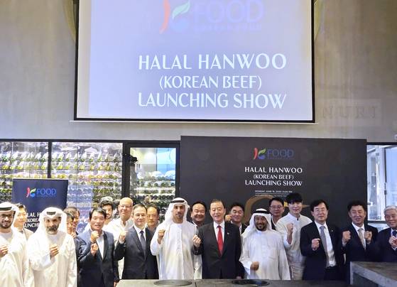 지난 6월16일(현지시간) 아랍에미리트(UAE) 아부다비 힐튼호텔 내 프리미엄 한식당 누리그릴앤바에서 열린 할랄인증 한우 런칭행사에서 홍문표 aT사장(빨간 넥타이) 등이 기념촬영을 하고있다. 사진 한국농수산식품유통공사