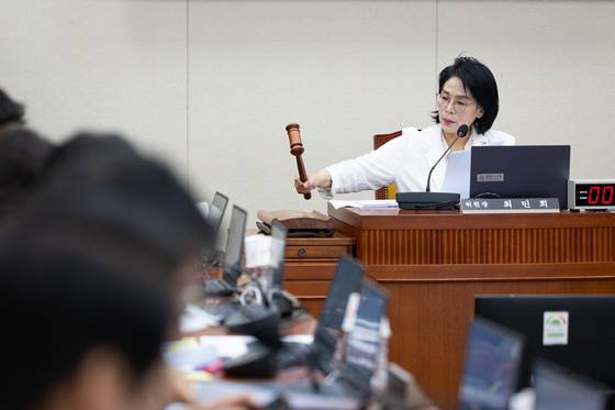 최민희 국회 과학기술정보방송통신위원장이 2일 서울 여의도 국회에서 열린 제429회 국회(정기회) 과학기술정보방송통신위원회 제1차 전체회의에서 의사봉을 두드리고 있다. 뉴스1