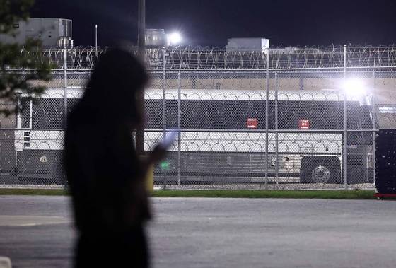 10일(현지시간) 미국 당국의 이민단속으로 체포된 현대차-LG엔솔 배터리공장 건설 현장 직원들이 수감돼 있는 조지아주 포크스턴의 이민세관단속국(ICE) 구금시설 안에 버스가 세워져 있다. 이 버스가 한국인들을 태우려던 버스인지는 확인되지 않았다. 외교부는 이날 미국 이민당국에 구금된 한국인들을 데려오려던 전세기 출발이 미국측 사정으로 어렵게 됐다고 밝혔다. 연합뉴스