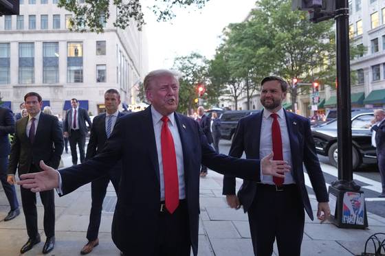 도널드 트럼프 미국 대통령이 9일(현지시간) 워싱턴 백악관 인근 식당에서 마코 루비오 국무장관, 피트 헤그세스 국방장관, JD 밴스 부통령과 저녁 식사를 하기 위해 들어가기 전 기자들과 이야기를 나누고 있다. 전날 긴급 방미한 조현 외교장관은 루비오 장관과 이날 만나지 못했다. AP=연합뉴스