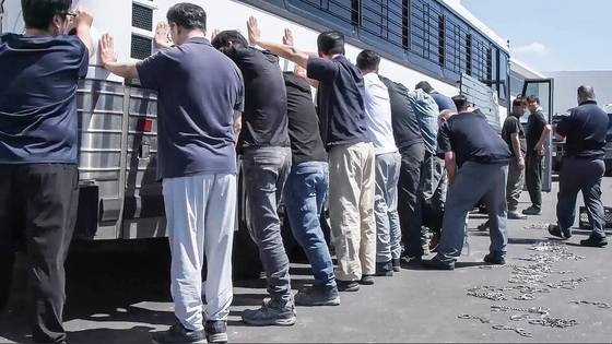 미국 이민세관단속국(ICE)과 국토안보수사국(HSI) 등 소속 요원들이 4일(현지시간) 현대자동차와 LG에너지솔루션이 조지아주 서베나에 공동으로 건설중인 배터리 공장에서 불법체류자 단속을 벌여 475명을 단속했다. 이 중 300여명이 한국인으로 파악된다. 사진은 이날 단속 요원들이 현장 직원들의 몸과 다리를 수갑과 쇠사슬로 묶고 있는 모습. 사진 ICE 동영상 캡처