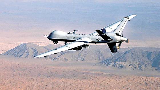 미군의 무인공격기 MQ-9 리퍼가 GBU-12 페이브 웨이 II 레이저 유도폭탄과 'AGM-114 헬파이어 미사일 등으로 무장한 채 남부 아프가니스탄 상공을 비행하고 있다. 사진 미 공군