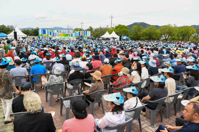 ▲ 지난 9일 양구 레포츠공원 일원에서 열린 KBS전국노래자랑 사전녹화장이 양구군민들로 가득 메워졌다.